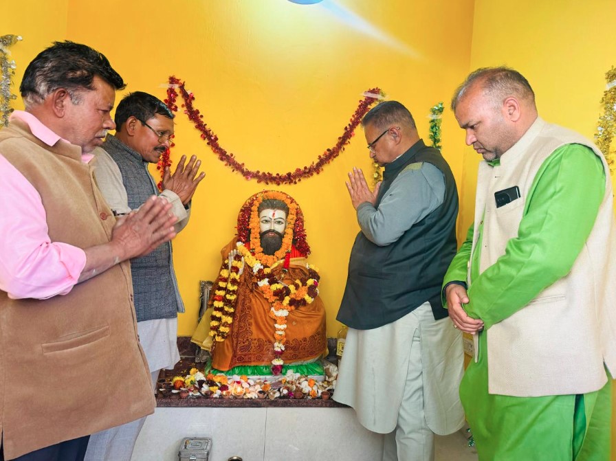 कैबिनेट मंत्री गणेश जोशी ने संत रविदास की मूर्ति पर कैबिनेट मंत्री गणेश जोशी ने संत रविदास की मूर्ति पर माल्यार्पण कर उन्हें श्रद्धासुमन अर्पित किया