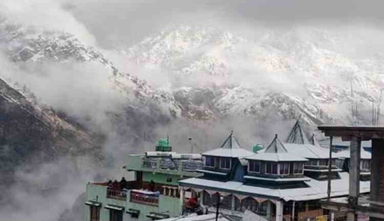 उत्तराखंड में मौसम ने ली करवट, बद्रीनाथ व औली सहित ऊंचाई वाले इलाकों में बर्फबारी जारी 