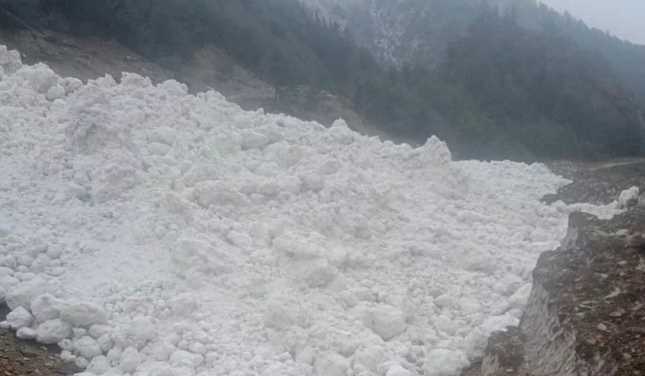 Glacier broke again in Uttarakhand, snow suddenly started sliding on the road; major accident averted