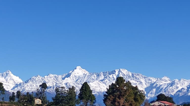 गुनगुनी धूप के साथ पर्यटन स्थलों से हिमालय का दीदार कर रहे पर्यटक