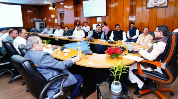 मुख्यमंत्री धामी ने जल स्रोतों के संरक्षण के लिए वृहद स्तर पर कार्य करने का दिया निर्देश 