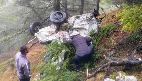 उत्तराखंड में भीषण सड़क हादसा: गहरी खाई में गिरी कार, Horrible road accident in Uttarakhand: Car falls into deep ditch, 2 people died tragically, 2 injured