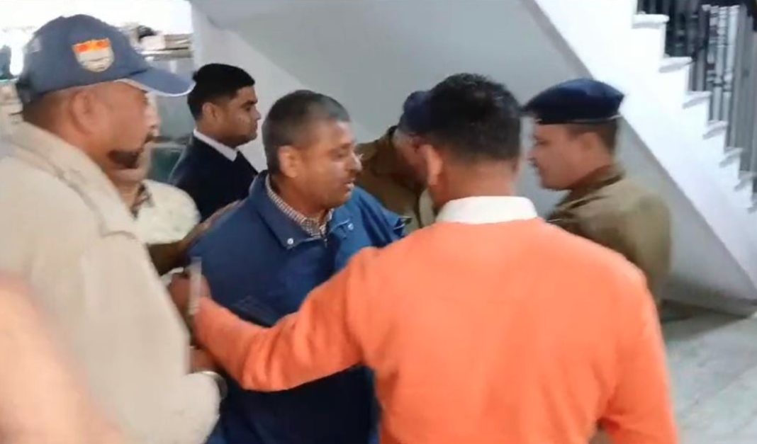 देहरादून सचिवालय में ‘देवता आने’ का ड्रामा- सरकारी डीजल घोटाले देहरादून सचिवालय में ‘देवता आने’ का ड्रामा- सरकारी डीजल घोटाले में फंसे ड्राइवर पर रिकवरी नोटिस जारी