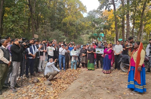 मार्ग चौड़ीकरण के नाम पर करीब 3300 पेड़ों को काटने मार्ग चौड़ीकरण के नाम पर करीब 3300 पेड़ों को काटने के विरोध में सड़क पर उतरे पर्यावरण प्रेमी
