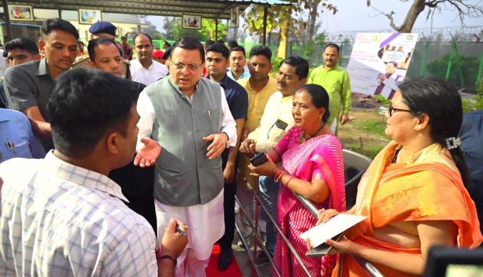 अधिकारी स्थानीय लोगों की समस्याओं का निस्तारण तत्परता से स्थानीय स्तर पर ही करे- सीएम धामी