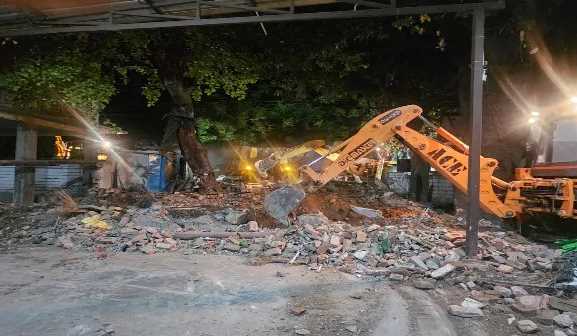 Dhami government's action against illegal tombs, bulldozer ran late night on years old illegal tomb in Dehradun