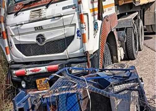 High speed dumper hits e-rickshaw in Uttarakhand... 4 people injured; woman's condition critical