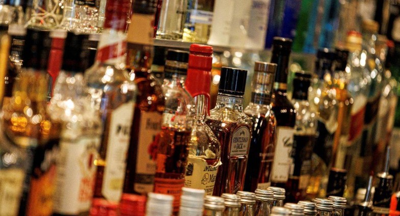 धामी सरकार ने शराब की नई दुकानें खोलने पर लगाई रोक, जिलाधिकारियों को दिए निर्देश 