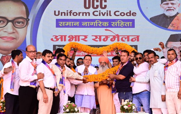 मुख्यमंत्री धामी को यूसीसी लागू करने पर हरिद्वार में आयोजित कार्यक्रम में किया सम्मानित 