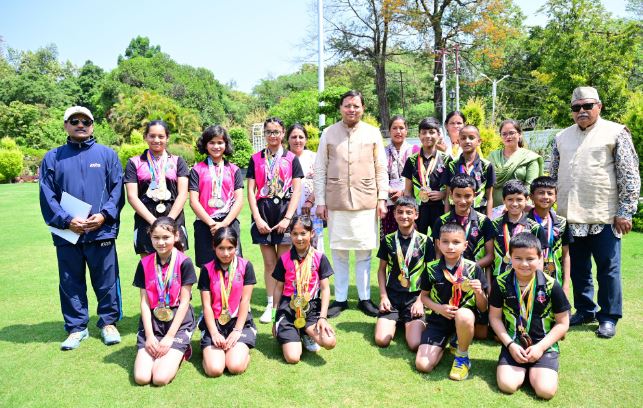 मुख्यमंत्री धामी से 35वें राष्ट्रीय खेल कूद टेबल टेनिस प्रतियोगिता में जीतने वाले छात्रों की टीम ने की भेंट 