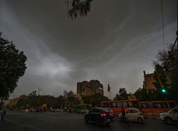 लगातार बढ़ती गर्मी के बीच राहत के आसार, कुछ जिलों में झोंकेदार हवाओं का अलर्ट जारी