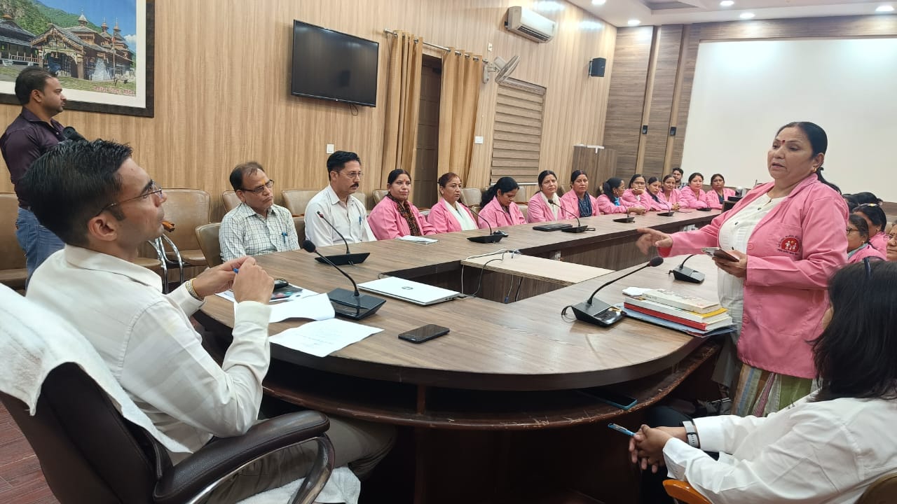 आशाओं के संक्रमित होने पर उनके प्राथमिकता से उपचार की