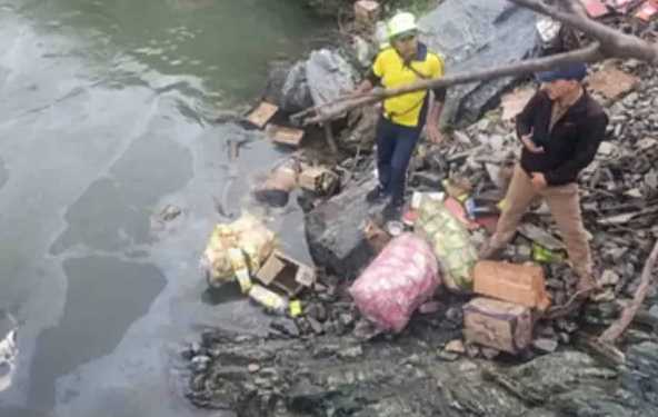 उत्तराखंड में सड़क हादसा: राशन से भरी पिकअप खाई में Road accident in Uttarakhand: Pickup full of ration fell into a ditch, three people including the driver died