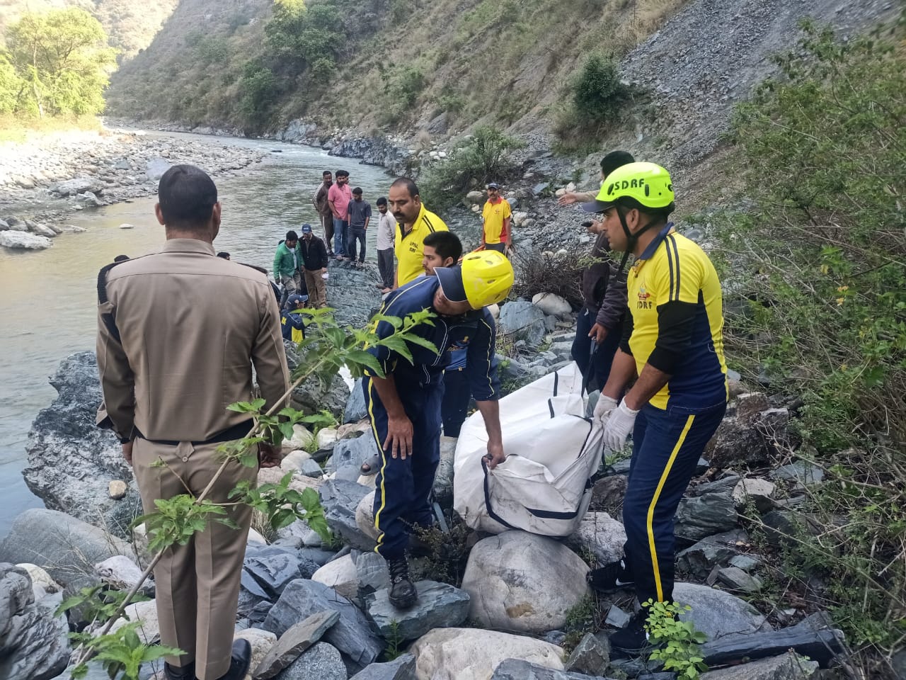 जनपद उत्तरकाशी:डामटा क्षेत्र के चामी के पास वाहन दुर्घटना, 3