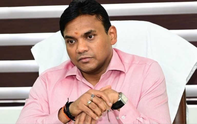 डॉक्टर्स का ब्लैक रिबन बांधकर काम करना और विरोध प्रदर्शन