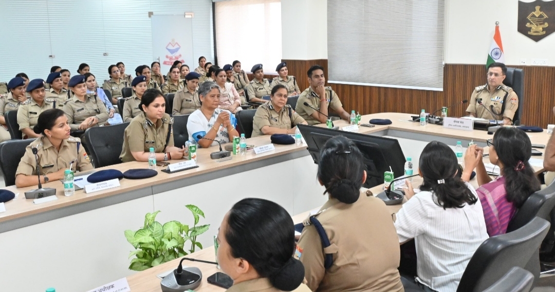 ,SI से IG तक महिला पुलिस कार्मिकों के साथ डीजीपी