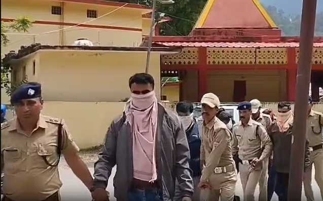UP से गंगोत्री पहुंचे 6 युवक, दर्शन के बजाए करने