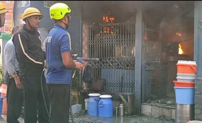 अल्मोड़ा में दूध की डेयरी में लगी भीषण आग, दो