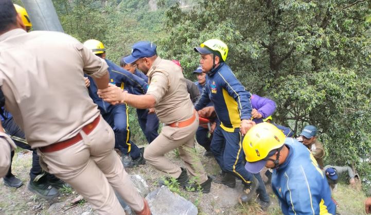 उत्तरकाशी में हेलीकॉप्टर दुर्घटनाग्रस्त, छह लोगों की मौत, एक घायल उत्तरकाशी में हेलीकॉप्टर दुर्घटनाग्रस्त, छह लोगों की मौत, एक घायल