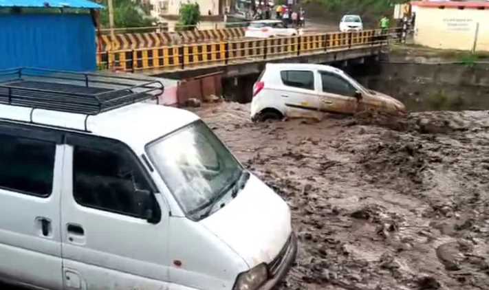 उत्तराखंड में आसमानी से बरसी आफत, उफान पर आया नाला,