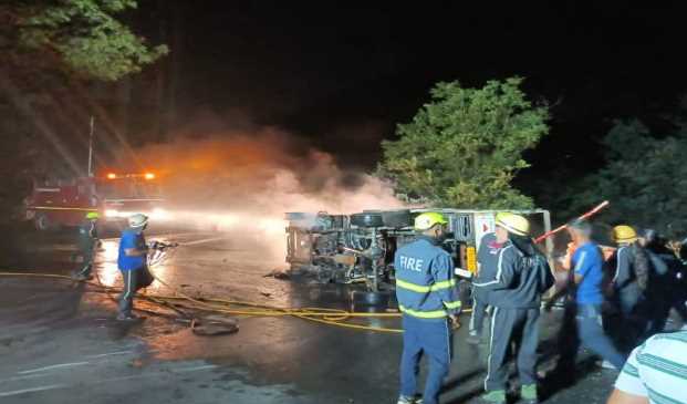 Horrible road accident in Uttarakhand, fire broke out after vehicle overturned