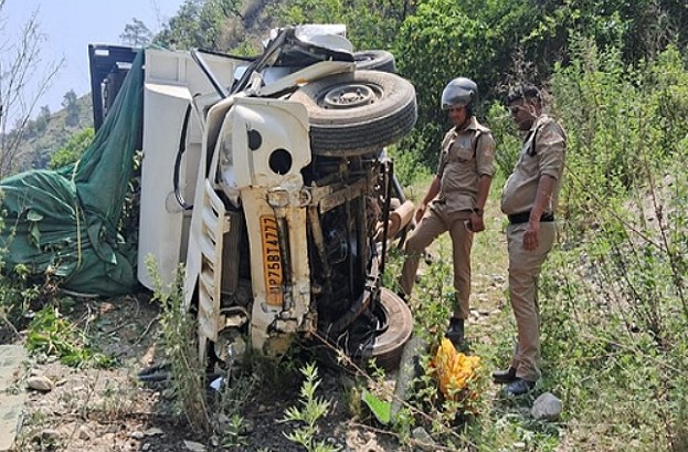 उत्तराखंड: हाईवे पर भीषण हादसा, पिकअप वाहन के उड़े परखच्चे;