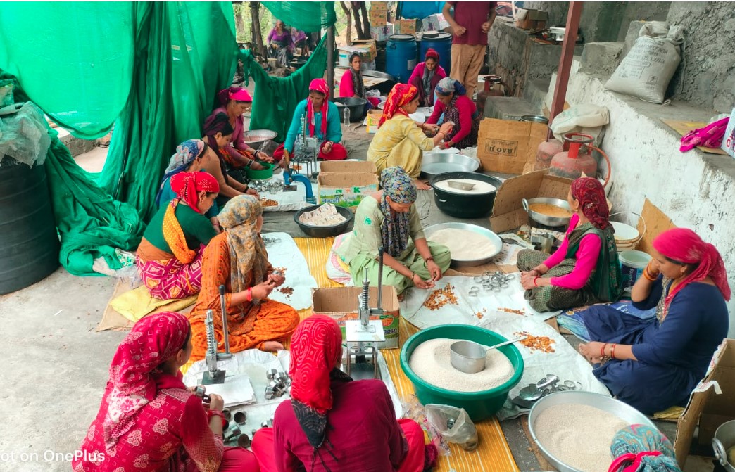 केदारनाथ यात्रा से महिला समूहों को मिल रहा कारोबार केदारनाथ यात्रा से महिला समूहों को मिल रहा कारोबार