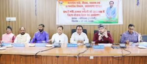 कैबिनेट मंत्री धन सिंह रावत की अध्यक्षता में क्लेक्ट्रेट सभागर