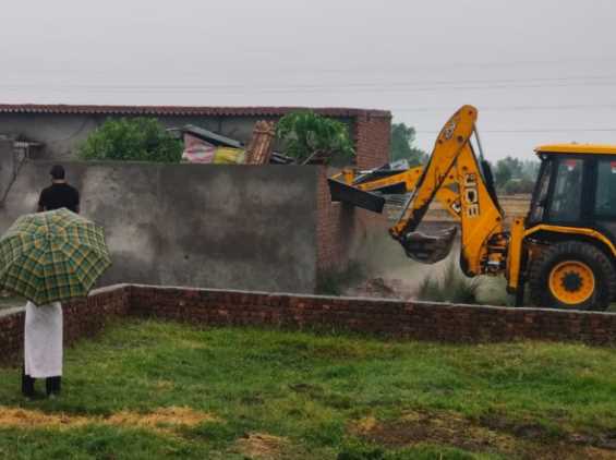 गर्लफ्रेंड का मर्डर कर सिर धड़ से अलग कर नहर Girlfriend murdered, beheaded and thrown in canal, bulldozer action on Mushtaq's house in Rudrapur