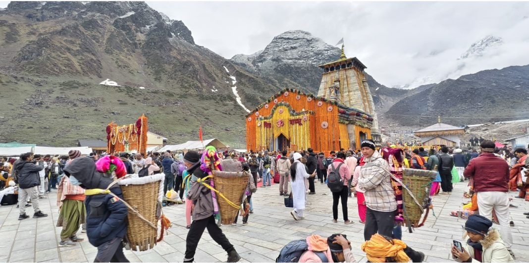 चार दिनों में बाबा केदार के दर्शनार्थियों की संख्या पहुँची चार दिनों में बाबा केदार के दर्शनार्थियों की संख्या पहुँची 1 लाख के पार