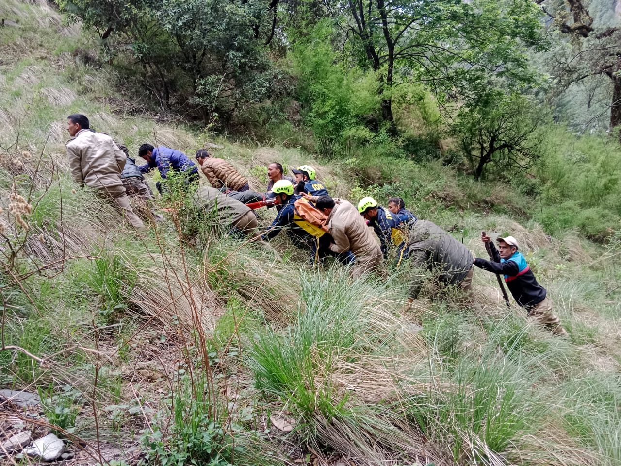 जनपद उत्तरकाशी :गंगनानी में यात्रियों को ले जा रहा हैलीकॉप्टर