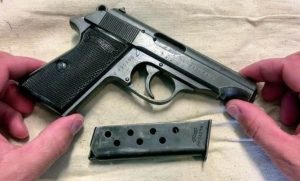 दोस्तो की पार्टी में मजाक में खाली पिस्टल से मैगजीन