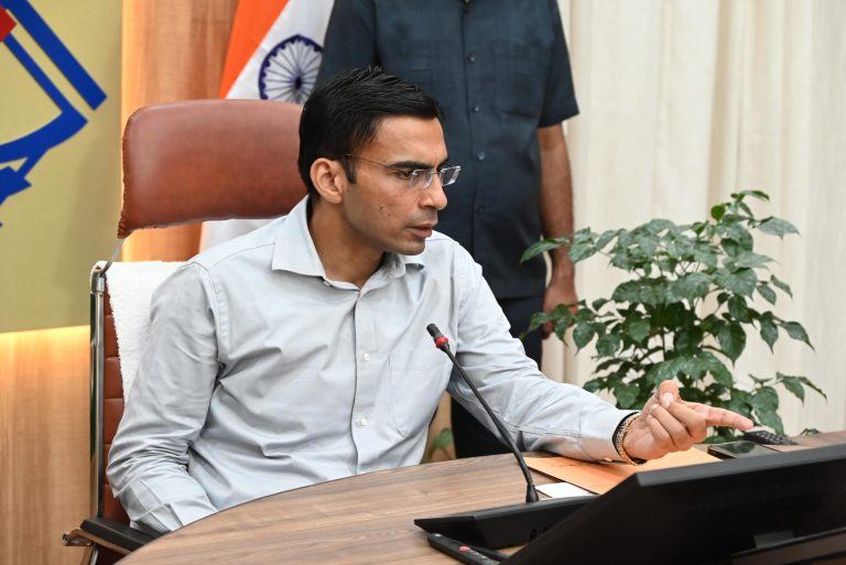 बच्चों को सुरक्षित, पौष्टिक व सम्पूर्ण आहार उपलब्ध कराना प्रशासन