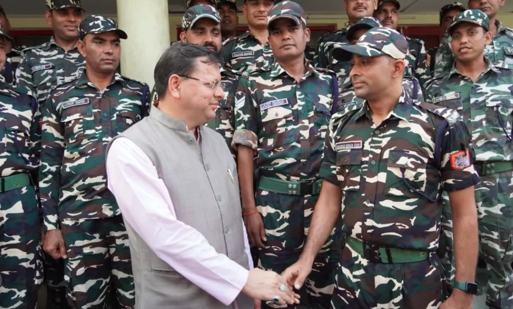 बनबसा पहुंचे मुख्यमंत्री धामी, भारत-नेपाल सीमा पर सुरक्षा व्यवस्थाओं का बनबसा पहुंचे मुख्यमंत्री धामी, भारत-नेपाल सीमा पर सुरक्षा व्यवस्थाओं का लिया जायजा