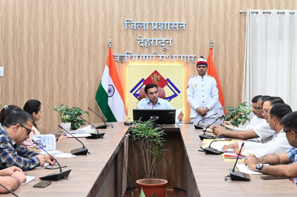 मलिन बस्तियों के पुनर्वास को लेकर जिलाधिकारी ने दिए सख्त मलिन बस्तियों के पुनर्वास को लेकर जिलाधिकारी ने दिए सख्त निर्देश