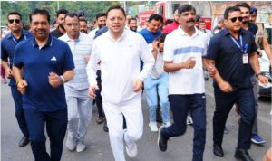 मुख्यमंत्री ने मैराथन को दिखाई हरी झंडी, खुद भी दौड़कर