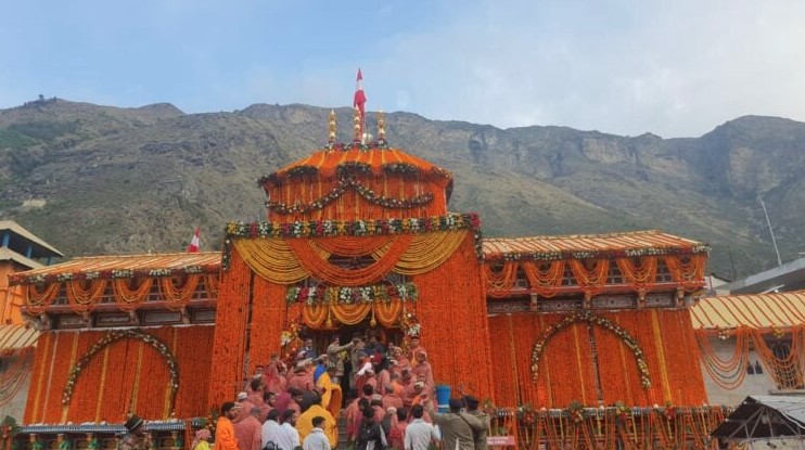 विधि विधान से खुले श्री बदरीनाथ धाम के कपाट, जयकारों विधि विधान से खुले श्री बदरीनाथ धाम के कपाट, जयकारों से गूंजा धाम