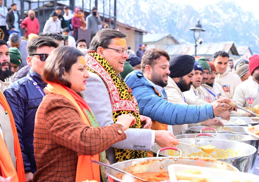 सीएम ने केदारनाथ में श्रद्धालुओं को वितरित किया प्रसाद सीएम ने केदारनाथ में श्रद्धालुओं को वितरित किया प्रसाद