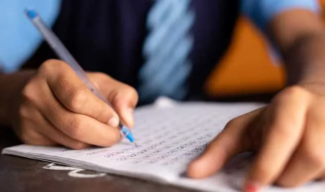 स्कूल आने-जाने के लिए हर दिन बच्चों को सौ रुपये