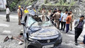 जोशीमठ के पाताल गंगा क्षेत्र में पहाड़ी से पत्थर गिरने से कार सवार दो व्यक्ति हुए घायल एक की हुई मौत