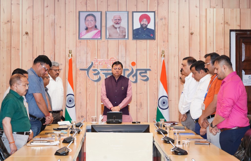 मुख्यमंत्री धामी ने अहमदाबाद में हुए विमान हादसे में जान गंवाने वालों को दी श्रद्धांजलि