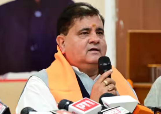 उत्तराखंड चुनाव से पहले 'लंगड़े घोड़े' पर सियासी घमासान, BJP-कांग्रेस