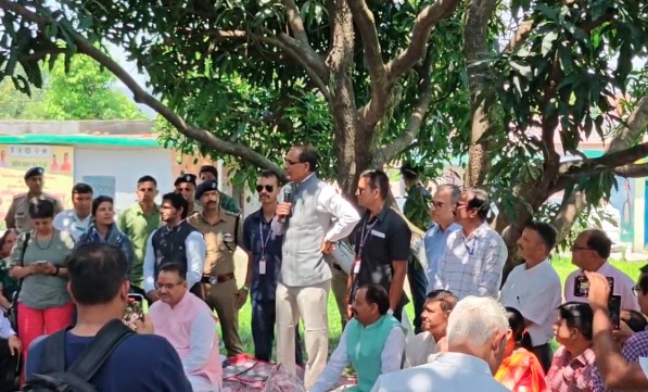 केंद्रीय कृषि मंत्री ने पाववाला सोडा में किसानों से की सीधी बातचीत