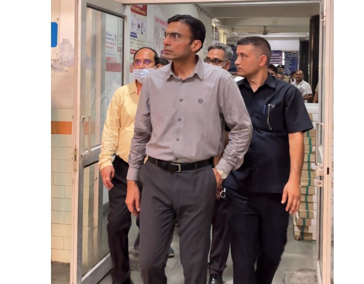 डीएम सविन बंसल ने किया ऋषिकेश उप जिला चिकित्सालय का औचक निरीक्षण