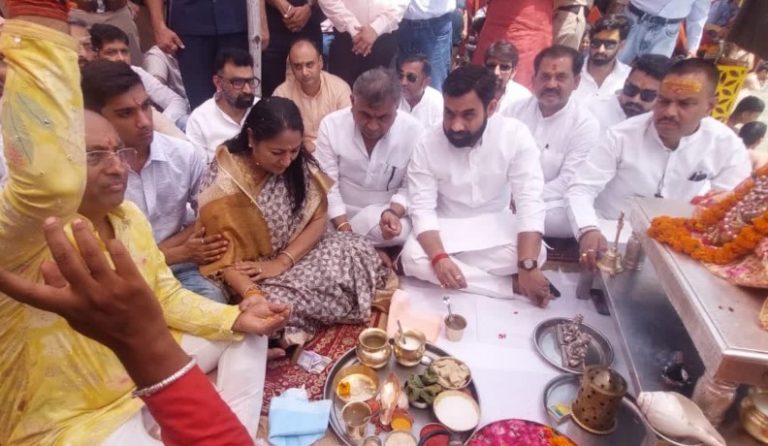 दिल्ली की मुख्यमंत्री रेखा गुप्ता परिवार संग पहुंची हरिद्वार, गंगा