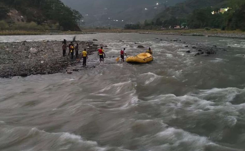 देवदूत बने SDRF के जवान, नदी में बहे पांच युवकों