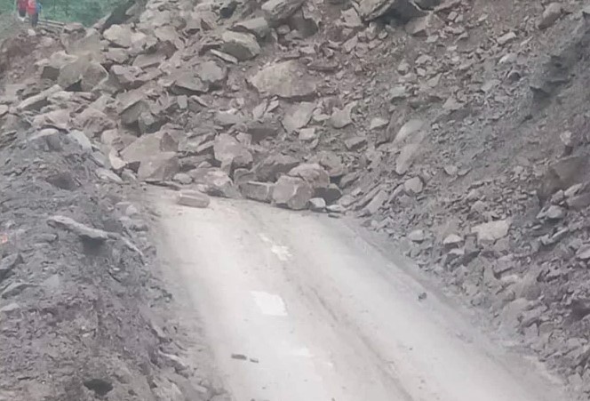 पिनौला में बोल्डर गिरने से बदरीनाथ मार्ग बंद, तीर्थयात्रियों की आवाजाही पर लगी रोक