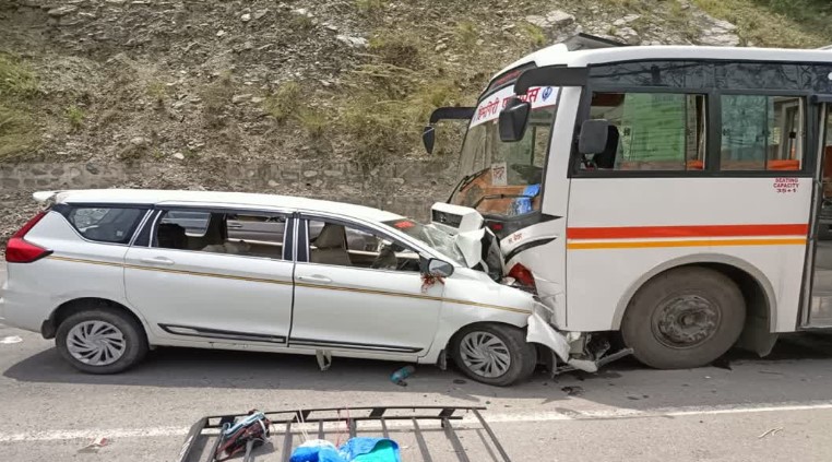 बदरीनाथ हाईवे पर भीषण सड़क हादसा, कार और बस की