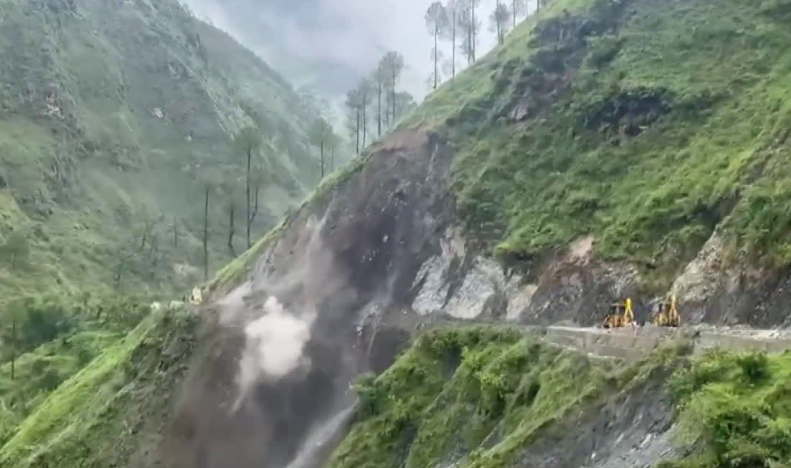 बागेश्वर में भयानक लैंडस्लाइड, सड़कें खोलने के लिए 50 से