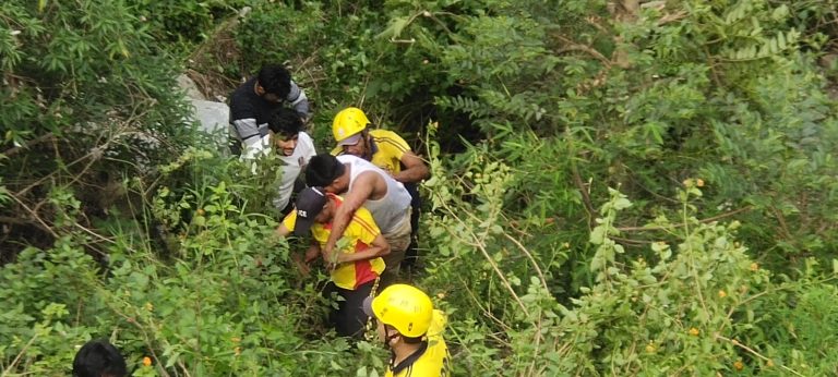 मसूरी मार्ग पर मैगी प्वाइंट के पास खाई में गिरी